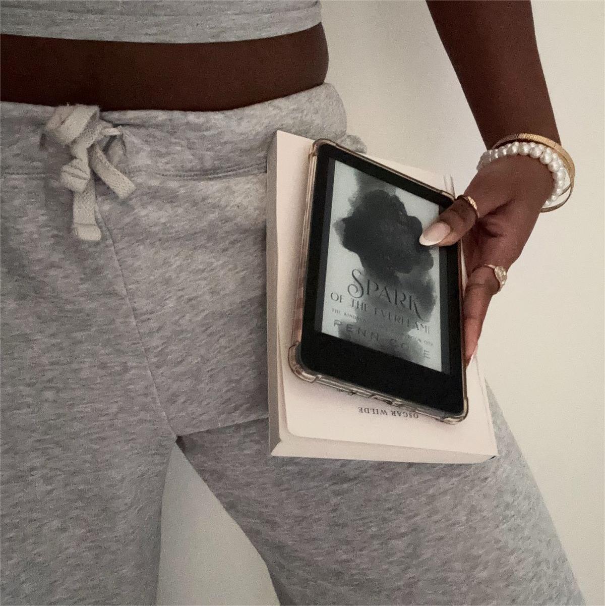 How to Use a Magnetic Kindle Case with a Stand or PopSocket